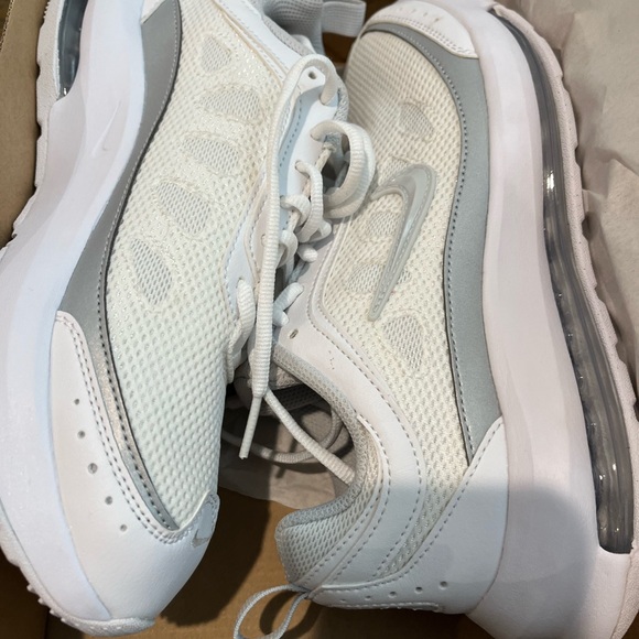 Like New Women’s Nike Air Max - Picture 9 of 9